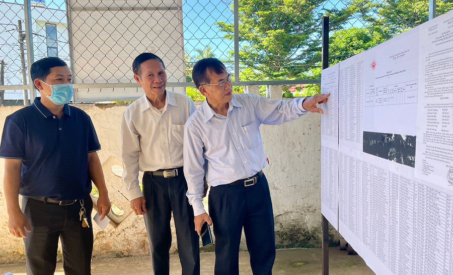 Các cử tri hết sức trách nhiệm trong việc lựa chọn người đủ năng lực, uy tín để bầu làm trưởng thôn, tổ trưởng tổ dân phố nhiệm kỳ 2022-2025. Ảnh: Lam Nguyên Các cử tri hết sức trách nhiệm trong việc lựa chọn người đủ năng lực, uy tín để bầu làm trưởng thôn, tổ trưởng tổ dân phố nhiệm kỳ 2022-2025. Ảnh: Lam Nguyên