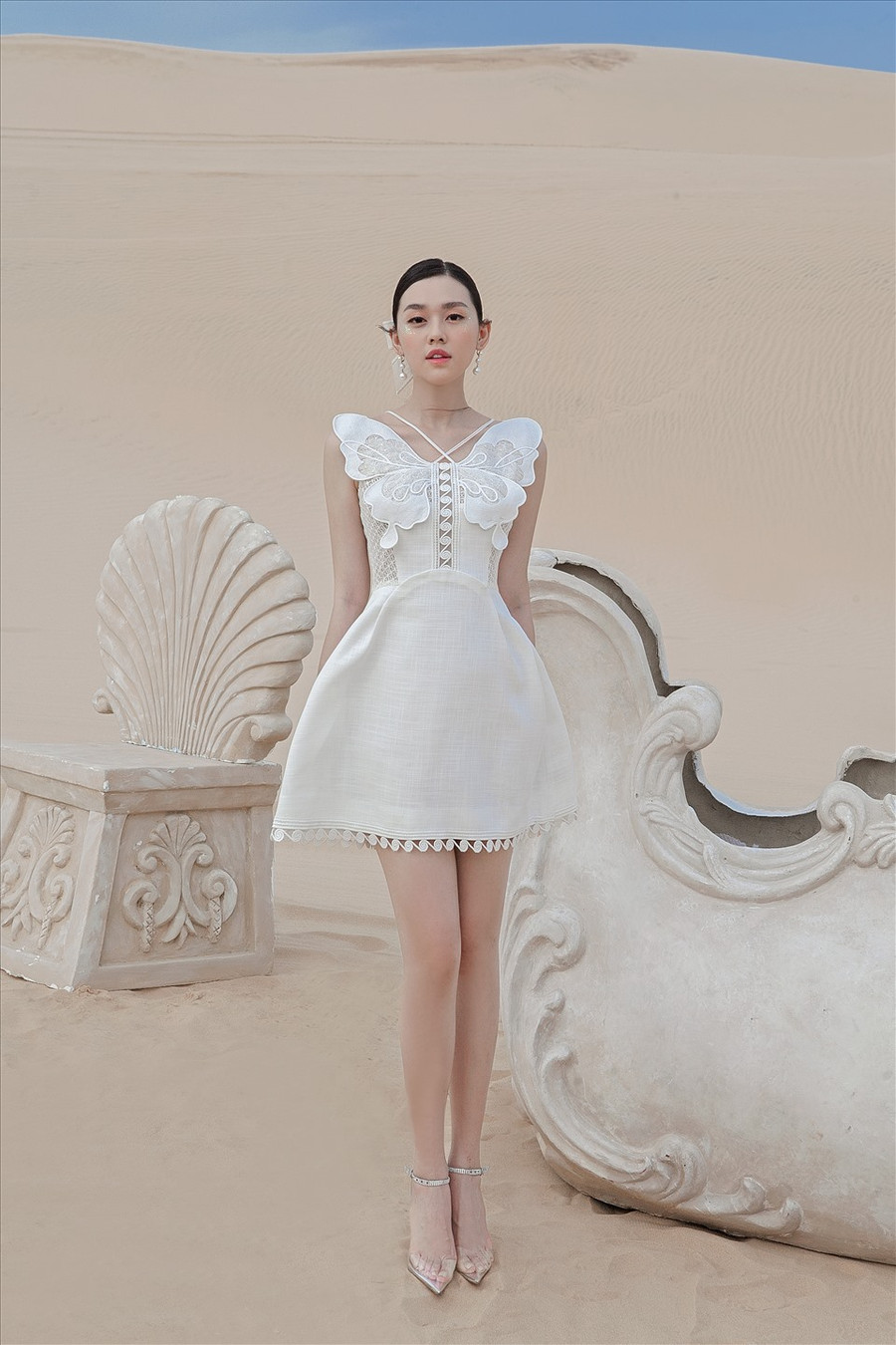 Người đẹp cười mỉm nhẹ nhàng, diện kiểu tóc buộc thấp đơn giản, tựa nàng tiểu thư đài cát. Chỉ với vài cử động nhẹ nhàng, Tường San làm chủ từng khung hình, thu hút mọi ánh nhìn. Trong một tấm hình, cô đứng giữa một khung ảnh lớn, hệt như nữ thần trong một bức tranh thần thoại. Người đẹp cười mỉm nhẹ nhàng, diện kiểu tóc buộc thấp đơn giản, tựa nàng tiểu thư đài cát. Chỉ với vài cử động nhẹ nhàng, Tường San làm chủ từng khung hình, thu hút mọi ánh nhìn. Trong một tấm hình, cô đứng giữa một khung ảnh lớn, hệt như nữ thần trong một bức tranh thần thoại.