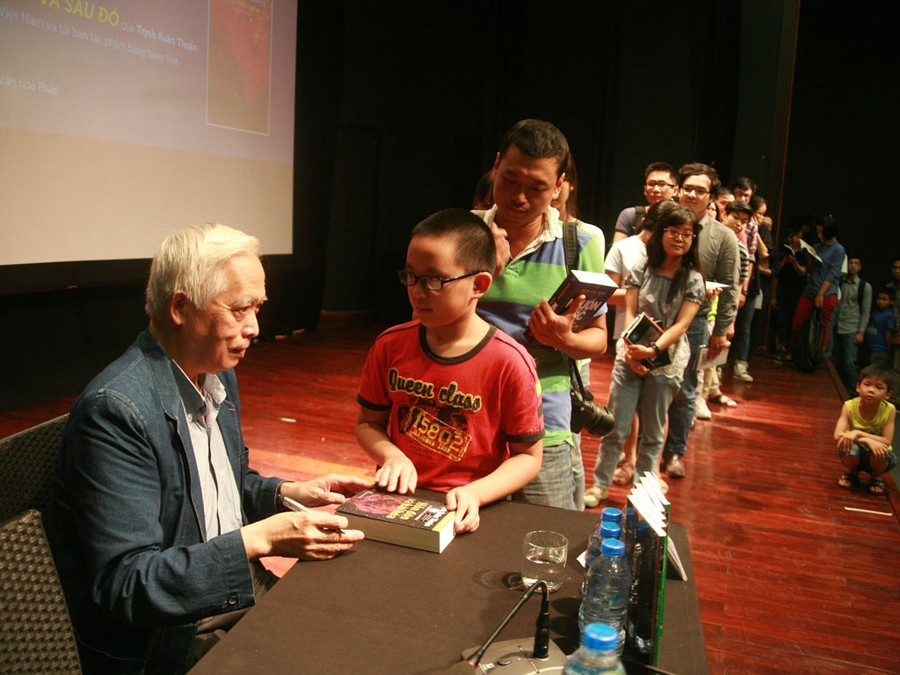  GS Trịnh Xuân Thuận tặng sách tại Trung tâm văn hóa Pháp ở Hà Nội vào năm 2016. Ảnh: TRUNG TÂM VĂN HÓA PHÁP HÀ NỘI