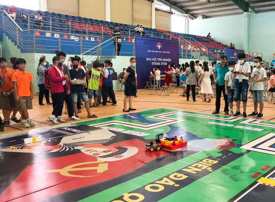 Vòng thi khu vực miền Trung hội thi Tin học trẻ toàn quốc 2022 và Ngày hội Sáng tạo - Công nghệ khu vực miền Trung diễn ra với sự tranh tài của gần 400 thí sinh. Ảnh: H.Đ