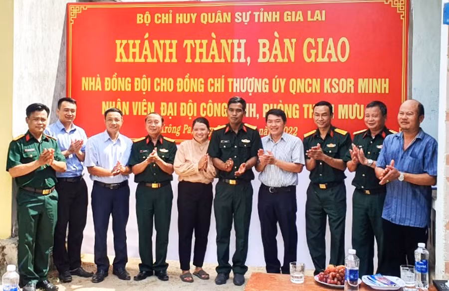  Thủ trưởng Phòng Tham mưu, Chính trị; cấp ủy, chính quyền địa phương chụp ảnh lưu niệm cùng gia đình đồng chí Ksor Minh. Ảnh. Huy Bắc