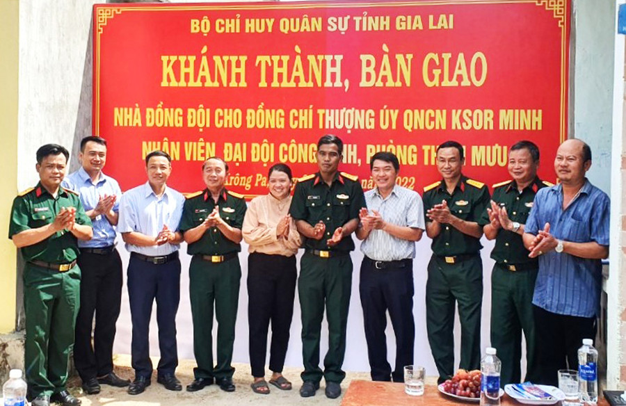  Thủ trưởng Phòng Tham mưu, Chính trị; cấp ủy, chính quyền địa phương chụp ảnh lưu niệm cùng gia đình đồng chí Ksor Minh. Ảnh. Huy Bắc