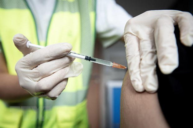 Nhân viên y tế tiêm vắc xin phòng bệnh đậu mùa khỉ cho người dân tại Paris, Pháp. Ảnh: AFP/TTXVN Nhân viên y tế tiêm vắc xin phòng bệnh đậu mùa khỉ cho người dân tại Paris, Pháp. Ảnh: AFP/TTXVN