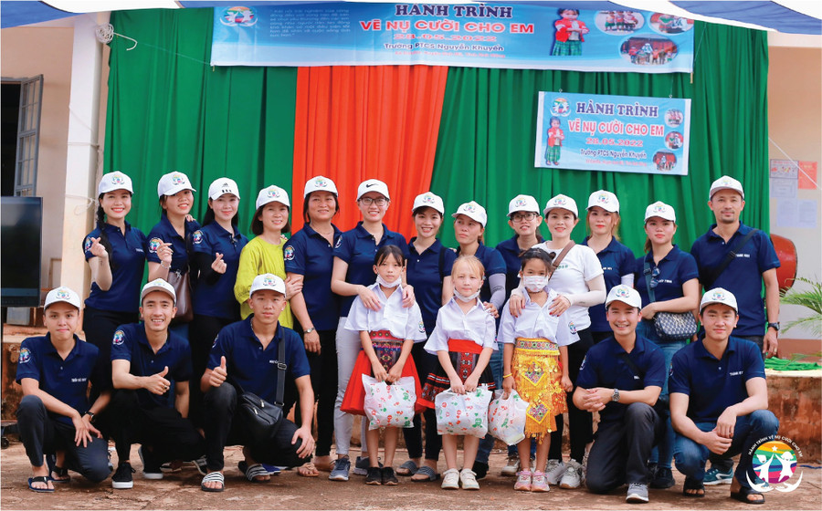 Thảo cùng với các bạn tình nguyện viên của chương trình "Hành trình vẽ nụ cười cho em". Ảnh: NVCC Thảo cùng với các bạn tình nguyện viên của chương trình