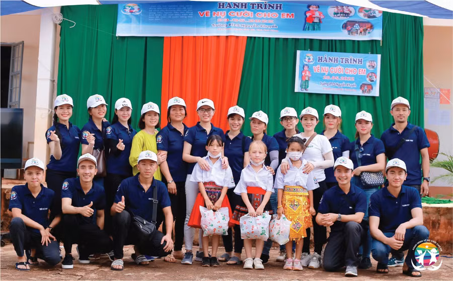 Thảo cùng với các bạn tình nguyện viên của chương trình 