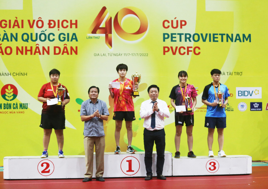 Ban tổ chức trao giải cho các nữ tay vợt xuất sắc nhất ở nội dung đơn nữ. Ảnh: Văn Ngọc