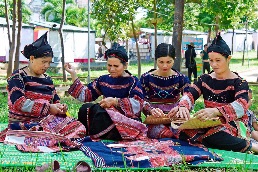 Các nghệ nhân trình diễn dệt thổ cẩm, quảng bá nét văn hóa truyền thống của địa phương. Ảnh: Ngọc Minh