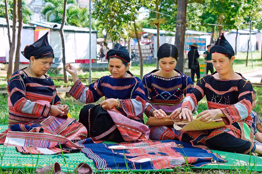 Các nghệ nhân trình diễn dệt thổ cẩm, quảng bá nét văn hóa truyền thống của địa phương. Ảnh: Ngọc Minh