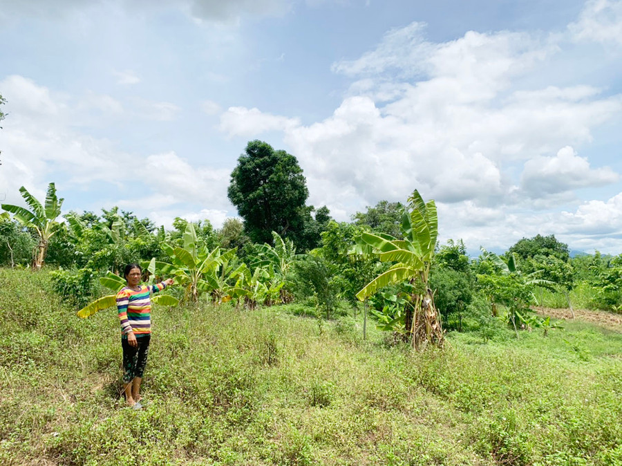  Người dân lo ngại việc khai thác cát gây sạt lở bờ sông dẫn tới mất đất sản xuất. Ảnh: Hồng Thương