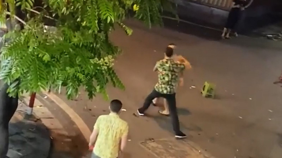 Sau nhiều lần bị tấn công bằng chai bia và bàn ghế, người khách ngoại quốc này đã đáp trả bằng vài cú đấm. Ảnh nguồn baotintuc.vn