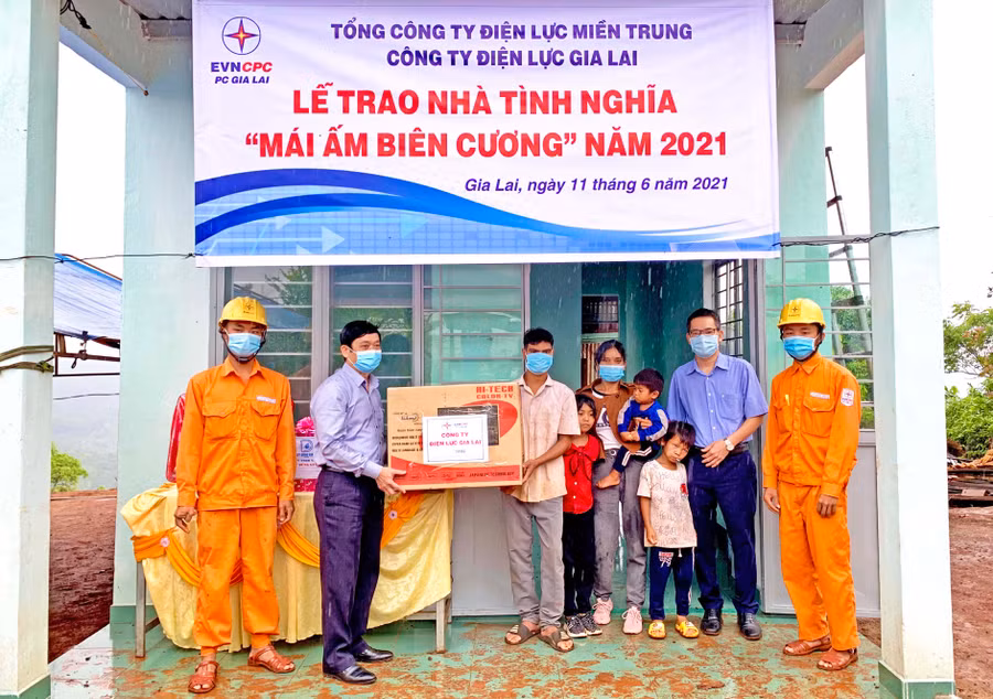 Công ty Điện lực Gia Lai phối hợp UBND xã Ia Tôr trao nhà “Mái ấm biên cương” cho gia đình anh Siu Thuông, làng Neik. Ảnh: Khang Nghi