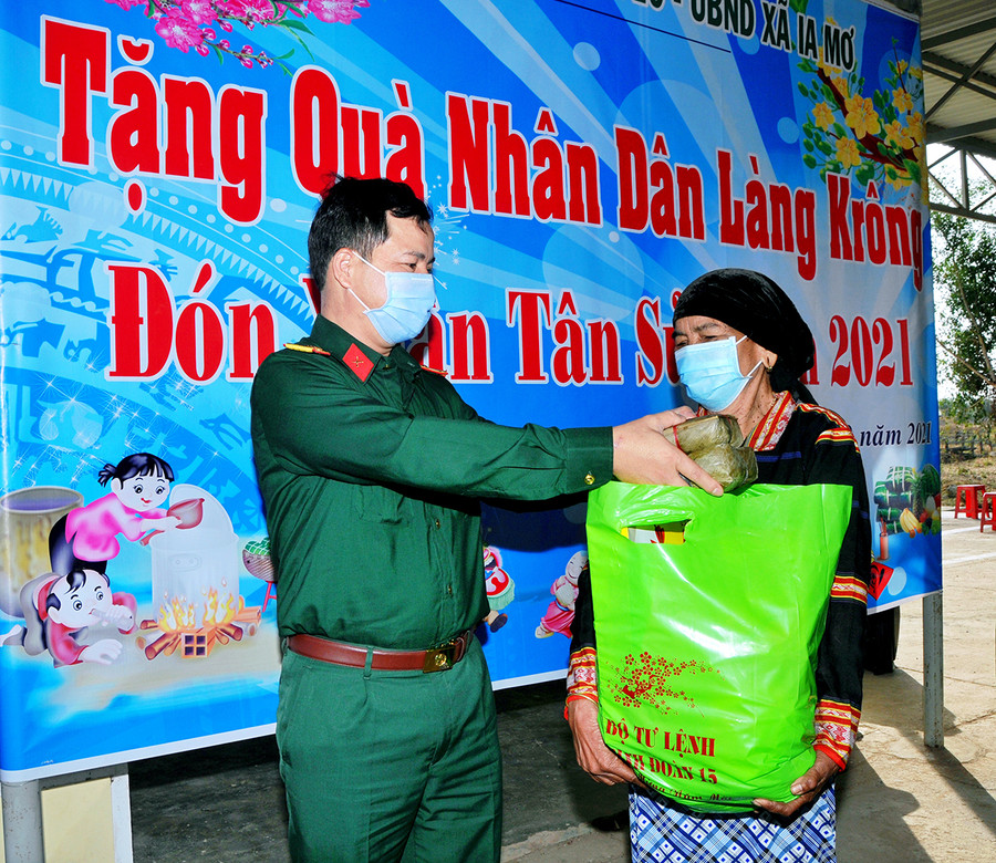 Lãnh đạo Trung đoàn Kinh tế-Quốc phòng 710 tặng quà cho người dân. Ảnh: Vĩnh Hoàng