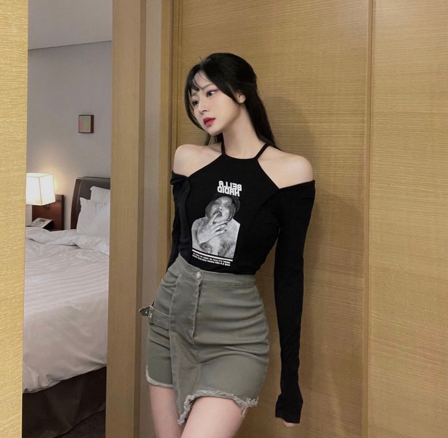 Nếu yêu thích sự nhẹ nhàng, thướt tha thì váy, áo cổ yếm in hoa mang chất liệu mỏng nhẹ như: Tơ, voan, lụa… chắc chắn là sự lựa chọn số 1 cho những cô nàng bánh bèo, điệu đà. Còn bạn là người cá tính, mạnh mẽ thì hãy mix chúng cùng quần jeans là chuẩn bài.