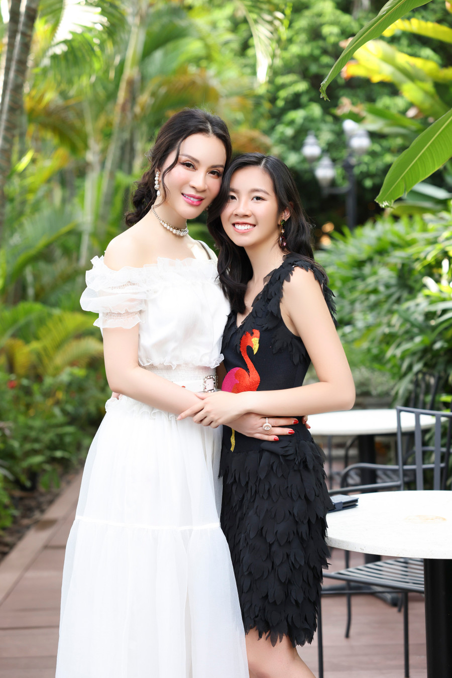 Dù ở xa nhau nhưng hai mẹ con nữ MC vô cùng gắn bó. Thanh Mai tiết lộ cô xem con gái như một người bạn thân, thường xuyên tâm tình. Tranh thủ thời gian rảnh rỗi, nữ MC sang Mỹ thăm con gái. Tại đây, hai người có dịp hội ngộ và du lịch cùng nhau