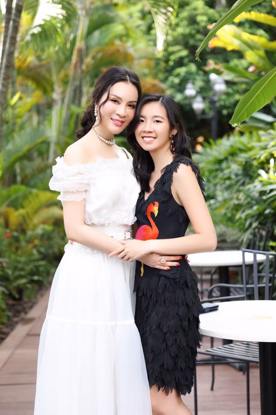 Dù ở xa nhau nhưng hai mẹ con nữ MC vô cùng gắn bó. Thanh Mai tiết lộ cô xem con gái như một người bạn thân, thường xuyên tâm tình. Tranh thủ thời gian rảnh rỗi, nữ MC sang Mỹ thăm con gái. Tại đây, hai người có dịp hội ngộ và du lịch cùng nhau