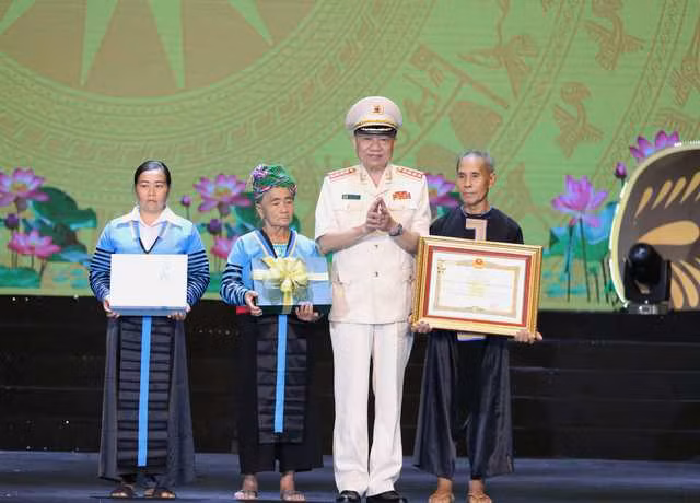Bộ trưởng Bộ Công an Tô Lâm trao tặng danh hiệu Anh hùng lực lượng vũ trang nhân dân cho gia đình Liệt sĩ Thao Văn Súa, nguyên trưởng Công an huyện Mường Lát, Thanh Hóa - Ảnh VGP/Nhật Bắc