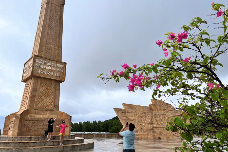 Mốc điểm cuối đường Hồ Chí Minh tại Cà Mau. Ảnh: Mai Thanh Hải