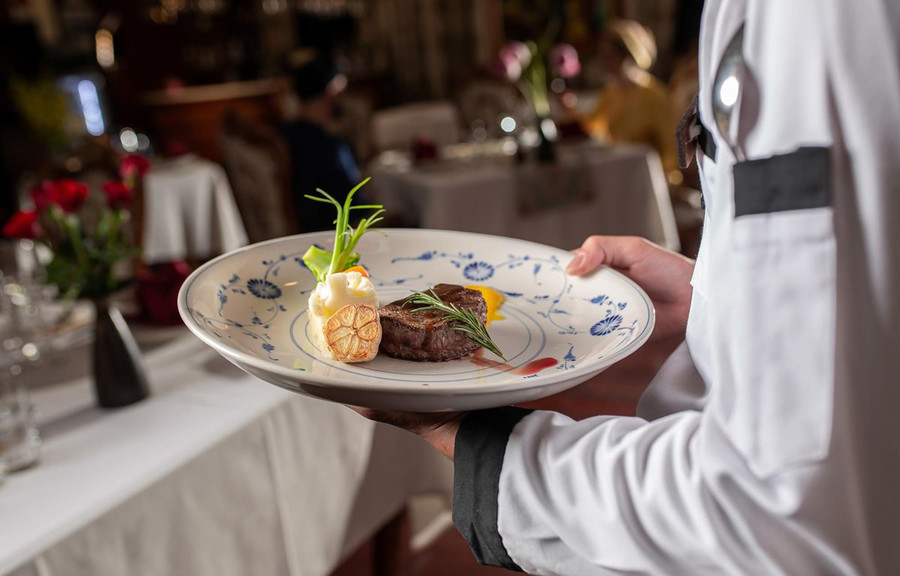 Sẽ có những chuyến đi chúng ta lên kế hoạch du lịch để khám phá món ngon tại nhà hàng Michelin. (Ảnh minh họa: CTV/Vietnam+)