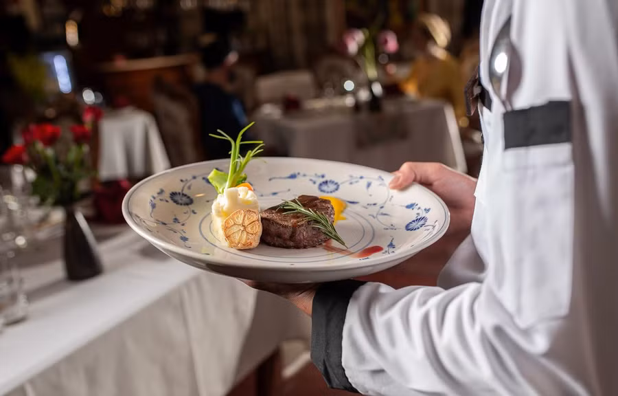 Sẽ có những chuyến đi chúng ta lên kế hoạch du lịch để khám phá món ngon tại nhà hàng Michelin. (Ảnh minh họa: CTV/Vietnam+)