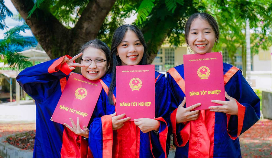 Em Lê Thanh Bình (bìa trái)-Trường THPT Chi Lăng (TP. Pleiku) là thủ khoa khối A00 của tỉnh; đồng thời là thủ khoa khối A1 với 28,6 điểm. Ảnh Nhân vật cung cấp Em Lê Thanh Bình (bìa trái)-Trường THPT Chi Lăng (TP. Pleiku) sở hữu điểm thi tốt nghiệp khá cao, riêng môn Vật lý đạt 10 điểm. Ảnh Nhân vật cung cấp