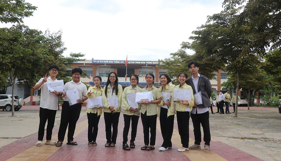 Kết thúc kỳ thi THPT năm 2022, thí sinh điểm thi Trường THPT Quang Trung (thị xã An Khê) thở phào nhẹ nhõm. Ảnh: Ngọc Minh