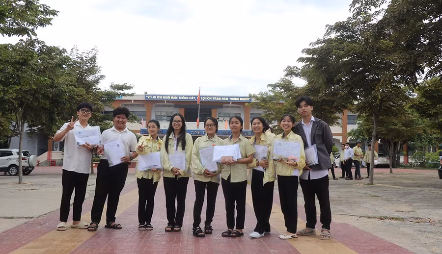 Kết thúc kỳ thi THPT năm 2022, thí sinh điểm thi Trường THPT Quang Trung (thị xã An Khê) thở phào nhẹ nhõm. Ảnh: Ngọc Minh