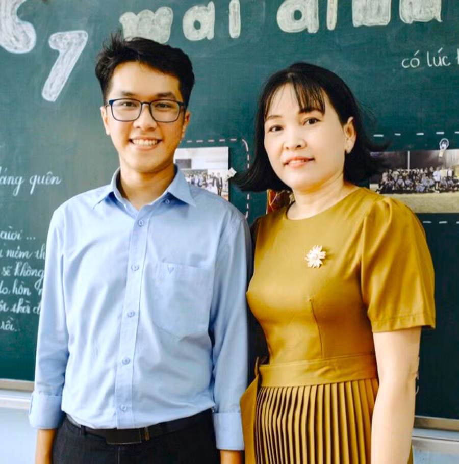 Em Trần Đại Nghĩa bên cô giáo dạy Lịch sử suốt 3 năm THPT. Ảnh: Nhân vật cung cấp