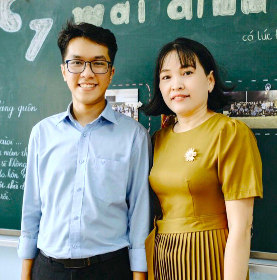 Em Trần Đại Nghĩa bên cô giáo dạy môn Lịch sử suốt 3 năm THPT. Ảnh: Nhân vật cung cấp Em Trần Đại Nghĩa bên cô giáo dạy Lịch sử suốt 3 năm THPT. Ảnh: Nhân vật cung cấp