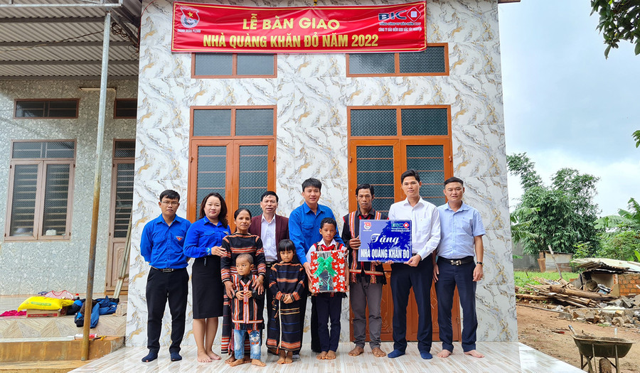 Thành Đoàn Pleiku phối hợp Công ty Bảo hiểm BIDV Bắc Tây Nguyên bàn giao nhà "Khăn quàng đỏ" cho gia đình em Rah Lan Thác. Ảnh: Phan Lài Thành Đoàn Pleiku phối hợp Công ty Bảo hiểm BIDV Bắc Tây Nguyên bàn giao nhà khăn quàng đỏ cho gia đình em Rah Lan Thác. Ảnh: Phan Lài
