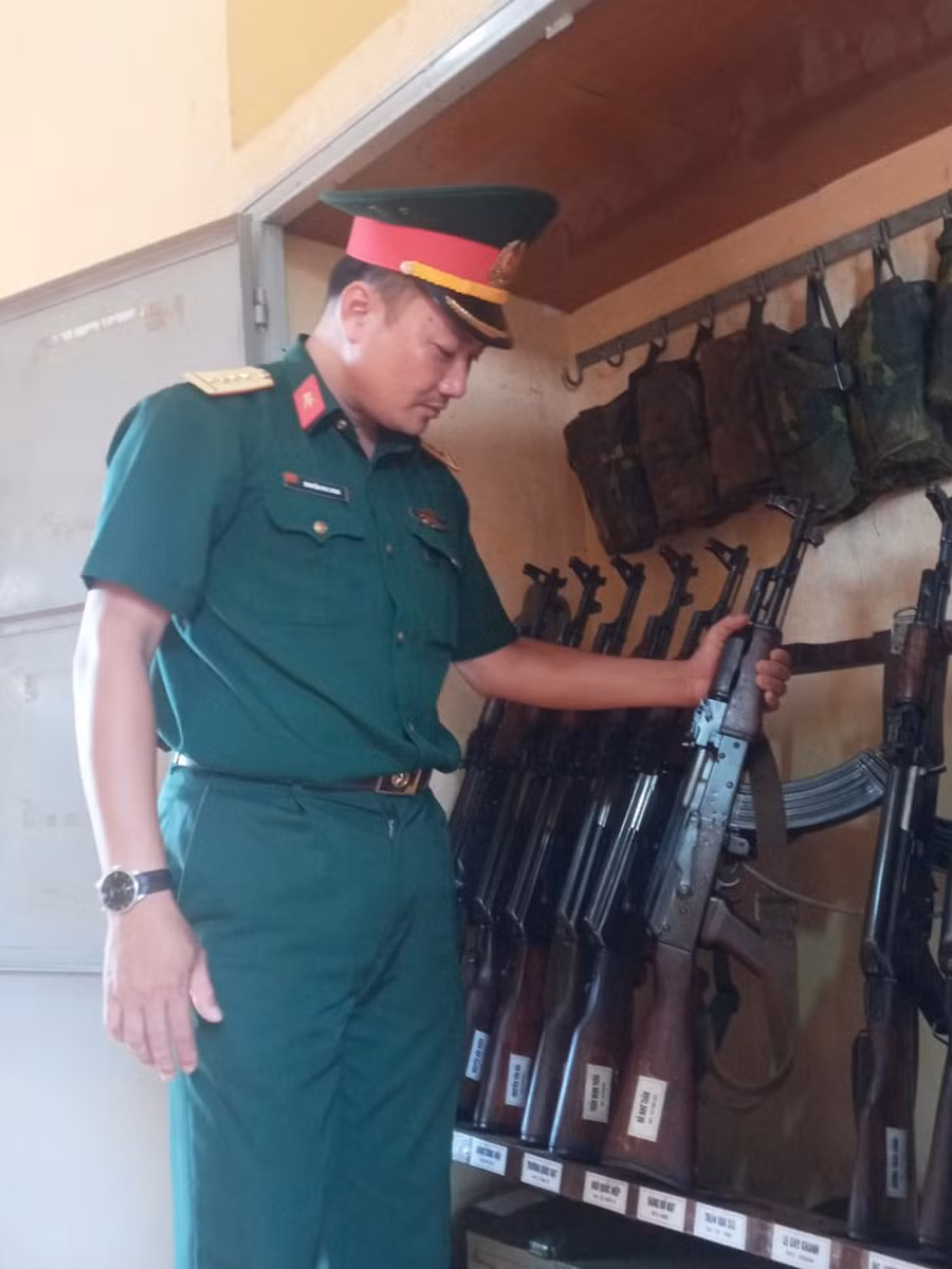 Đại úy Nguyễn Phi Long kiểm tra kho vũ khí của đơn vị. Ảnh: Vĩnh Hoàng