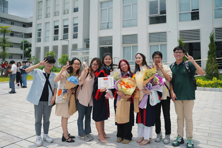 Hưng Hòa (thứ 4, từ phải sang) và nhóm sinh viên thực hiện dự án. Ảnh: NVCC