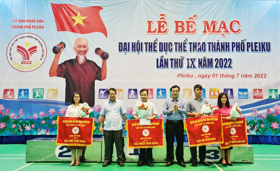  Đại diện phường Yên Thế (thứ 3 từ trái qua) nhận cờ cho đơn vị giành giải nhất toàn đoàn. Ảnh: Văn Ngọc