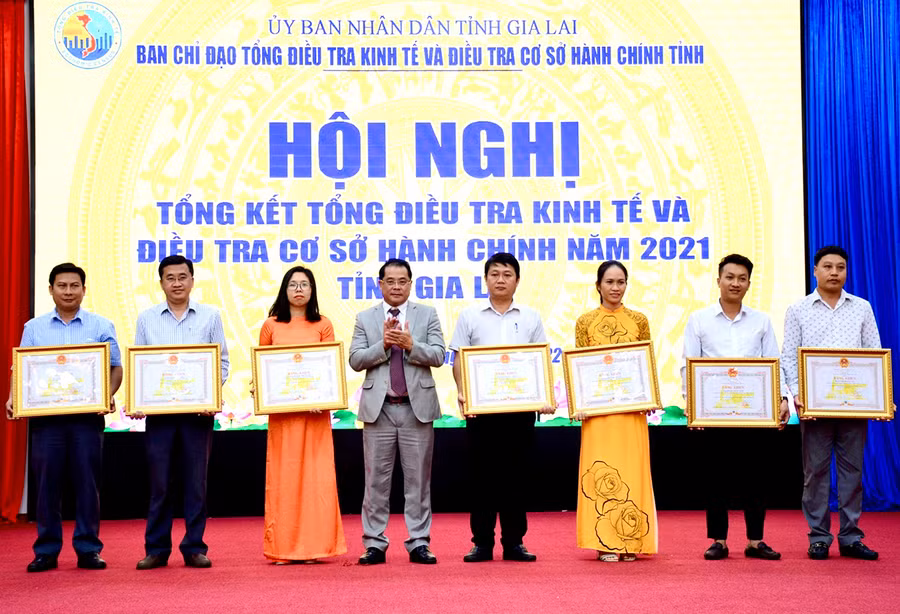 Phó Chủ tịch UBND tỉnh Hồ Phước Thành trao bằng khen của UBND tỉnh tập thể và cá nhân có thành tích xuất sắc công tác tổng điều tra kinh tế và điều tra cơ sở hành chính trên địa bàn tỉnh năm 2021. Ảnh: Minh Nguyễn