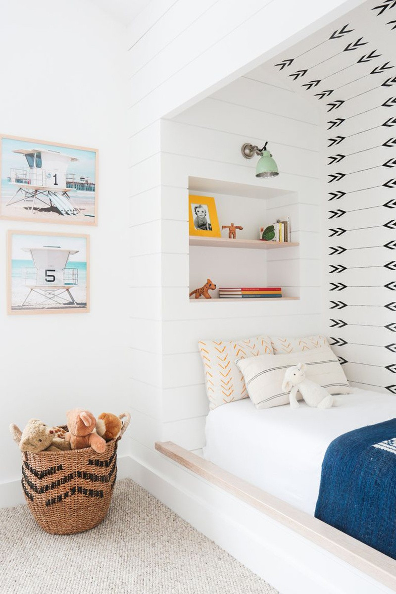 Chiếc giường tích hợp này tạo ra một góc ngủ ấm cúng và tối đa hóa không gian trong phòng của trẻ nhỏ. Màu trắng làm cho có cảm giác sáng và rộng hơn, thiết kế mũi tên màu đen tạo thêm nét thú vị.