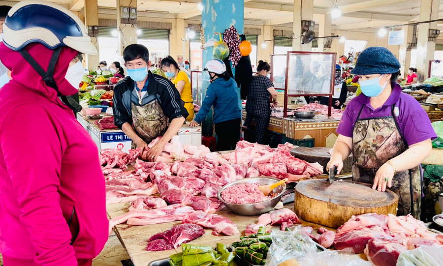 Các loại thực phẩm tăng giá khiến nhiều gia đình phải thắt chặt chi tiêu. Ảnh: Vũ Thảo Các loại thực phẩm tăng giá khiến nhiều gia đình phải thắt chặt chi tiêu. Ảnh: Vũ Thảo