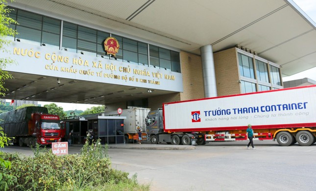 Việc thông thương hàng hóa tại Cửa khẩu Quốc tế đường bộ II Kim Thành (tỉnh Lào Cai) bị ngưng trệ. Ảnh TPO Việc thông thương hàng hóa tại Cửa khẩu Quốc tế đường bộ II Kim Thành (tỉnh Lào Cai) bị ngưng trệ. Ảnh TPO