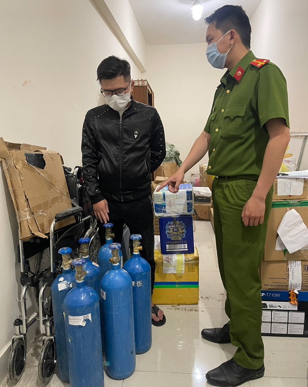 Công an Đà Lạt đưa N.H.T.A kiểm tra lại toàn bộ 6 bình khí bóng cười do N.H.T.A tàng trữ trái phép Công an Đà Lạt đưa N.H.T.A kiểm tra lại toàn bộ 6 bình khí bóng cười do N.H.T.A tàng trữ trái phép