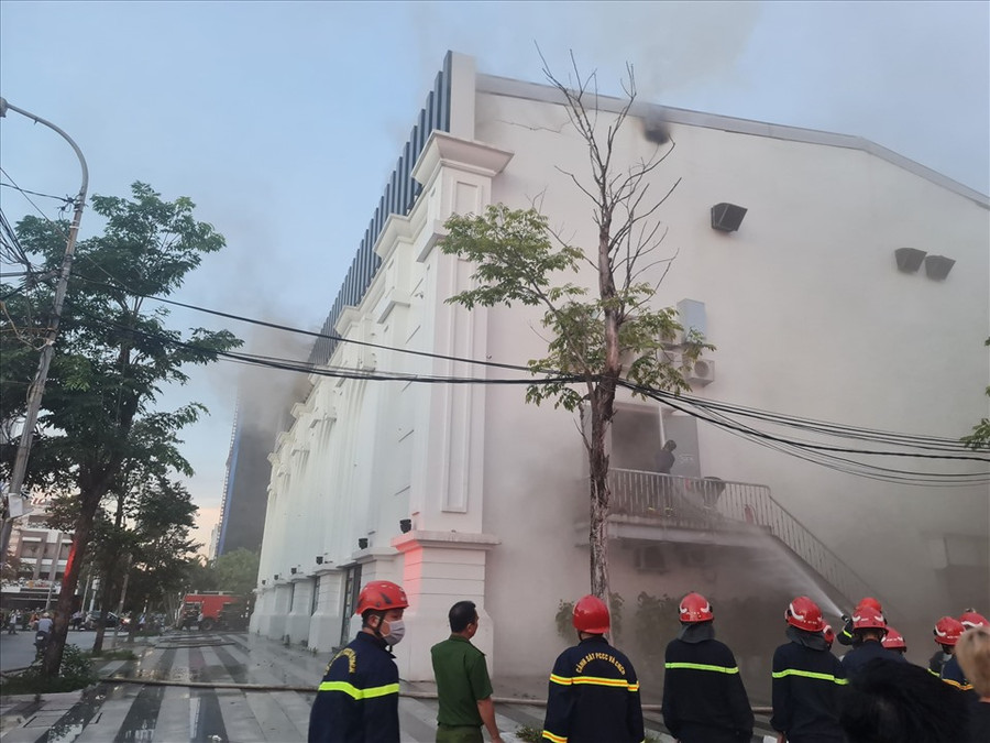 Gần 50 cán bộ, chiến sĩ tham gia chữa cháy tại vũ trường New MDM Hải Phòng. Ảnh: CTV