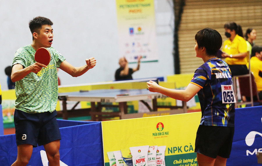 Cặp Hồng Khánh (trái) và Diệu Khánh đã giành chức vô địch nội dung đôi nam nữ. Ảnh: Văn Ngọc