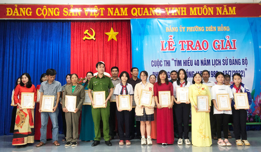 Ban tổ chức trao giải cho các cá nhân đạt thành tích cao tại cuộc thi. Ảnh: Bá Bính Ban tổ chức trao giải cho các cá nhân đạt thành tích cao tại cuộc thi. Ảnh: Bá Bính