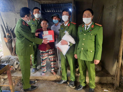 Công an huyện Như Xuân thực hiện thường xuyên việc thăm hỏi, hỗ trợ các hộ gia đình gặp hoàn cảnh khó khăn trên địa bàn. (Ảnh tư liệu của Công an huyện Như Xuân) Công an huyện Như Xuân thực hiện thường xuyên việc thăm hỏi, hỗ trợ các hộ gia đình gặp hoàn cảnh khó khăn trên địa bàn. (Ảnh tư liệu của Công an huyện Như Xuân)