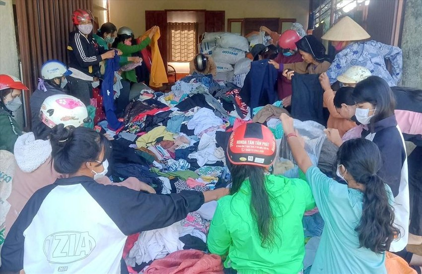 Người dân nhận áo quần tại nhà chị Thúy. Ảnh: TNT Người dân nhận áo quần tại nhà chị Thúy. Ảnh: TNT