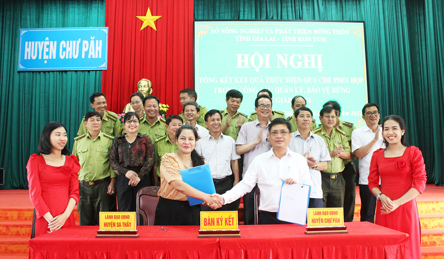 Lãnh đạo UBND 2 huyện Chư Păh (tỉnh Gia Lai) và Sa Thầy (tỉnh Kon Tum) ký kết quy chế quản lý bảo vệ rừng giáp ranh. Ảnh: Nguyễn Diệp Lãnh đạo huyện Chư Păh và lãnh đạo huyện Sa Thầy Ký kết Quy chế quản lý bảo vệ rừng giáp ranh. Ảnh: Nguyễn Diệp