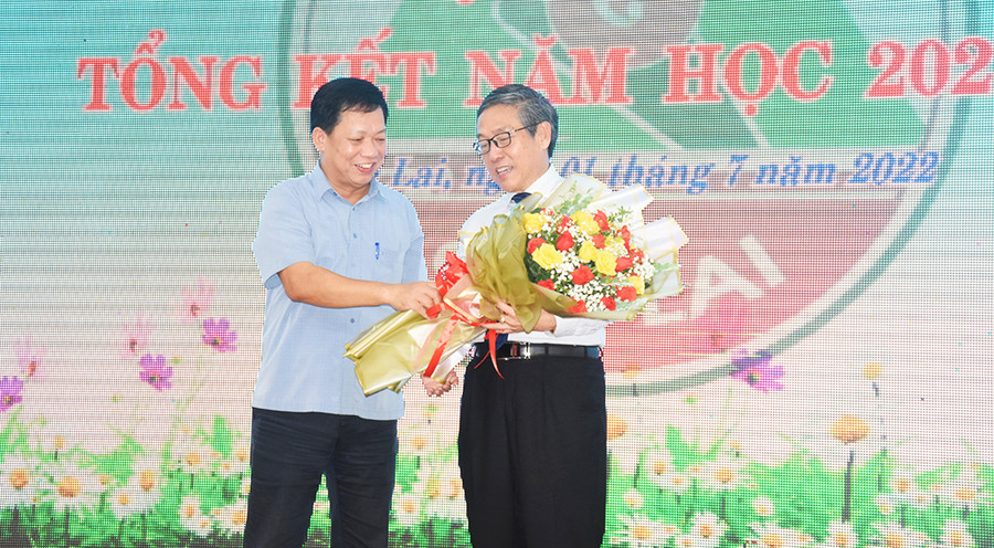 Phó Vụ trưởng Vụ Thi đua-Khen thưởng Nguyễn Đăng Hợp tặng hoa cho Sở GD-ĐT Gia Lai-Cụm trưởng Cụm thi đua số 3 năm học 2021-2022. Ảnh: Trần Dung