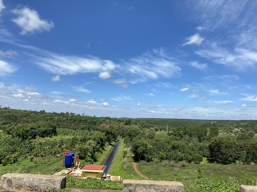 Lãnh đạo HĐND tỉnh Đắk Lắk kiểm tra thực địa dự án Cấp nước cho cây cà phê tại thôn Tiến Cường (xã Quảng Tiến, huyện Cư M'gar). Ảnh: B.T