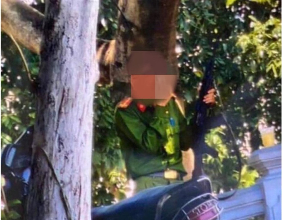 Đối tượng nghi phạm mặc đồ giống công an, tay cầm súng AK trước khi gây án.