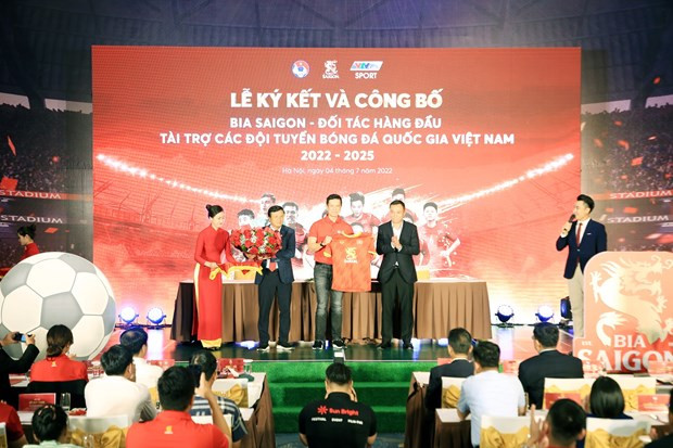 Hình ảnh lễ công bố nhà tài trợ mới của Liên đoàn bóng đá Việt Nam.