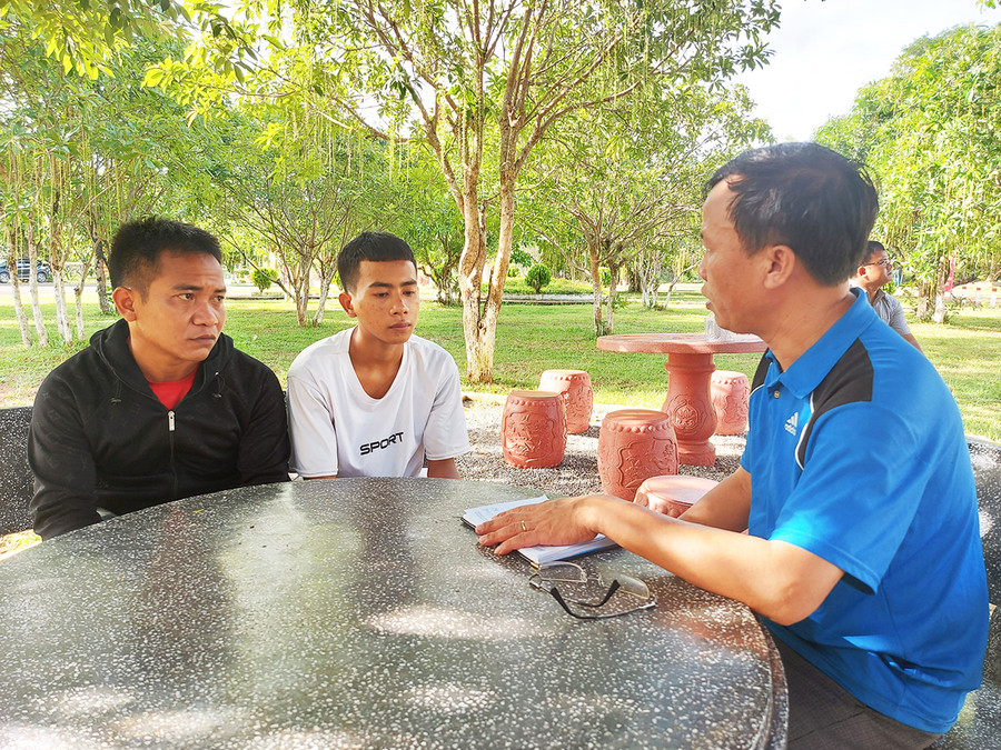 Phóng viên Báo Gia Lai trao đổi với 2 thanh niên làng Kloong vừa được giải cứu trở về. Ảnh: Hoành Sơn Phóng viên Báo Gia Lai trao đổi với 2 thanh niên làng Kloong vừa được giải cứu trở về. Ảnh: Hoành Sơn