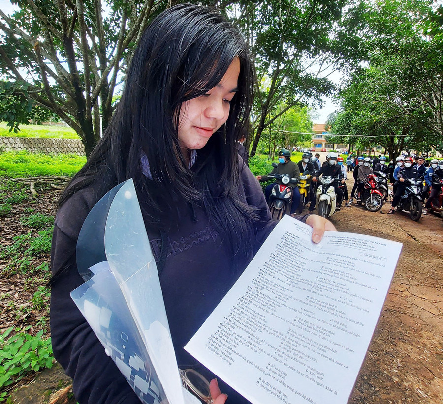 Sĩ tử Trương Thiên Hậu hài lòng với bài thi Khoa học xã hội của mình. Ảnh: Thiên Di Sĩ tử Trương Thiên Hậu hài lòng với bài thi Khoa học xã hội của mình. Ảnh: Thiên Di