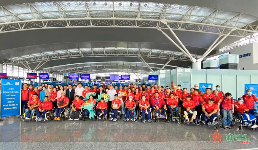 Đoàn thể thao người khuyết tật Việt Nam chụp ảnh lưu niệm trước khi sang Indonesia (Nguồn: Báo Quân đội Nhân dân)